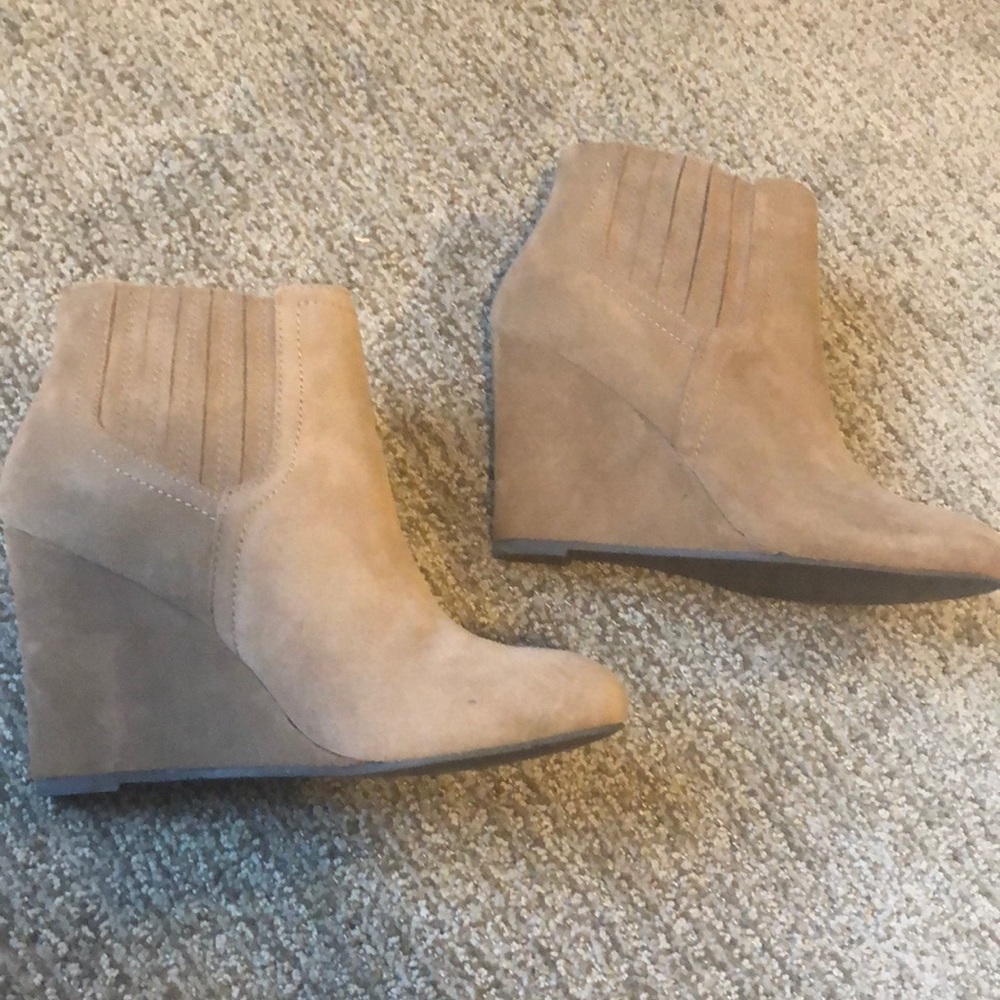 Nude/tan suede wedges